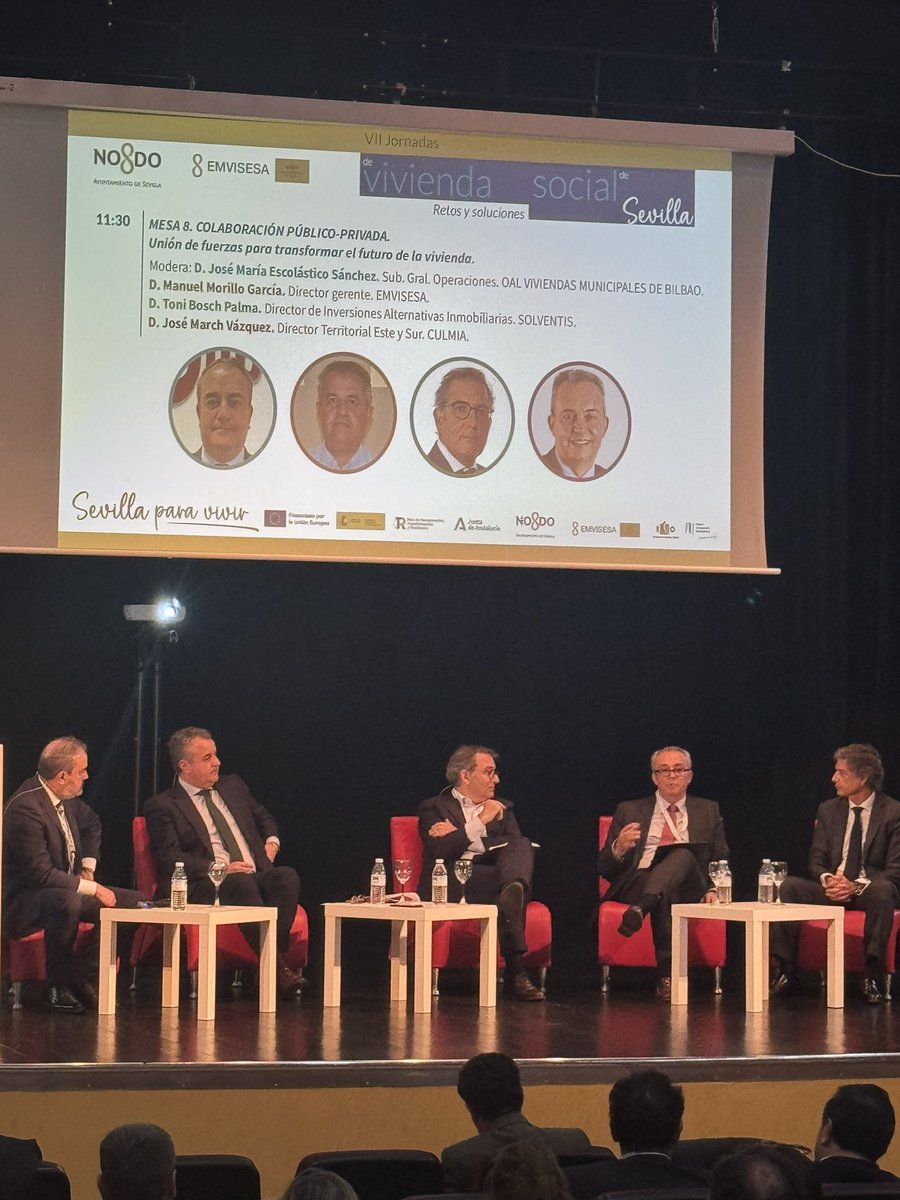 El director gerente de <a href="/emvisesa/">Emvisesa</a>  Manuel Morillo participa en la mesa redonda sobre colaboración público-privada en las Jornadas de Vivienda Social de Sevilla, destacando la unión necesaria para transformar el futuro de la vivienda. 
Con Jose María Escolástico, Sub.Gral.