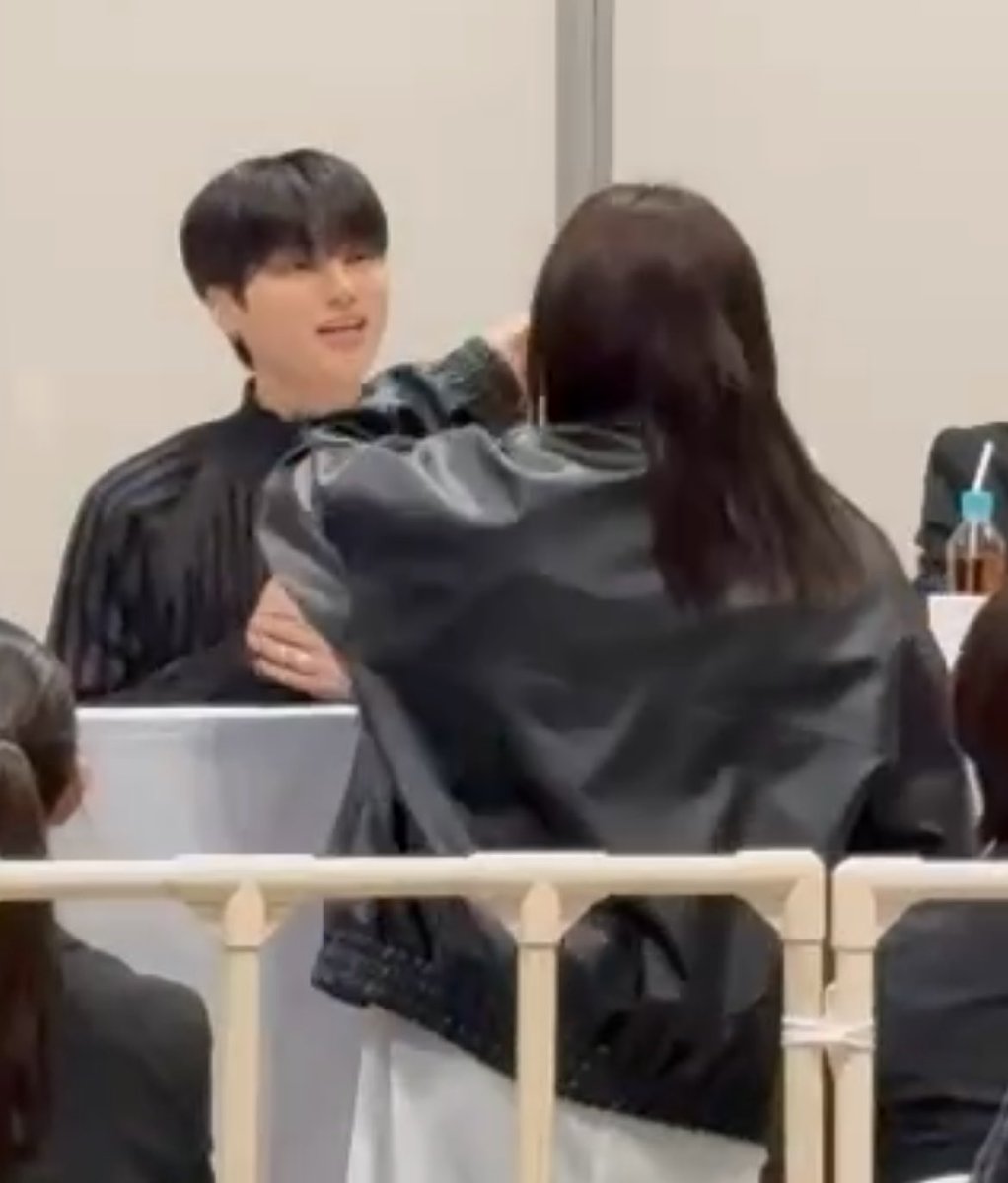 kh_mr_mk's tweet photo. 250402 千葉 ateez  団体サイン会　団サ 映り込み

整番 10番

こちらの後ろ姿の映り込みを探しております。 (全メンバー)←⛰️🐿激求！

お心当たりある方はリプ又はDM頂けると嬉しいです🙇🏻‍♀️🙇🏻‍♀️ https://t.co/BcNJCxz7o5