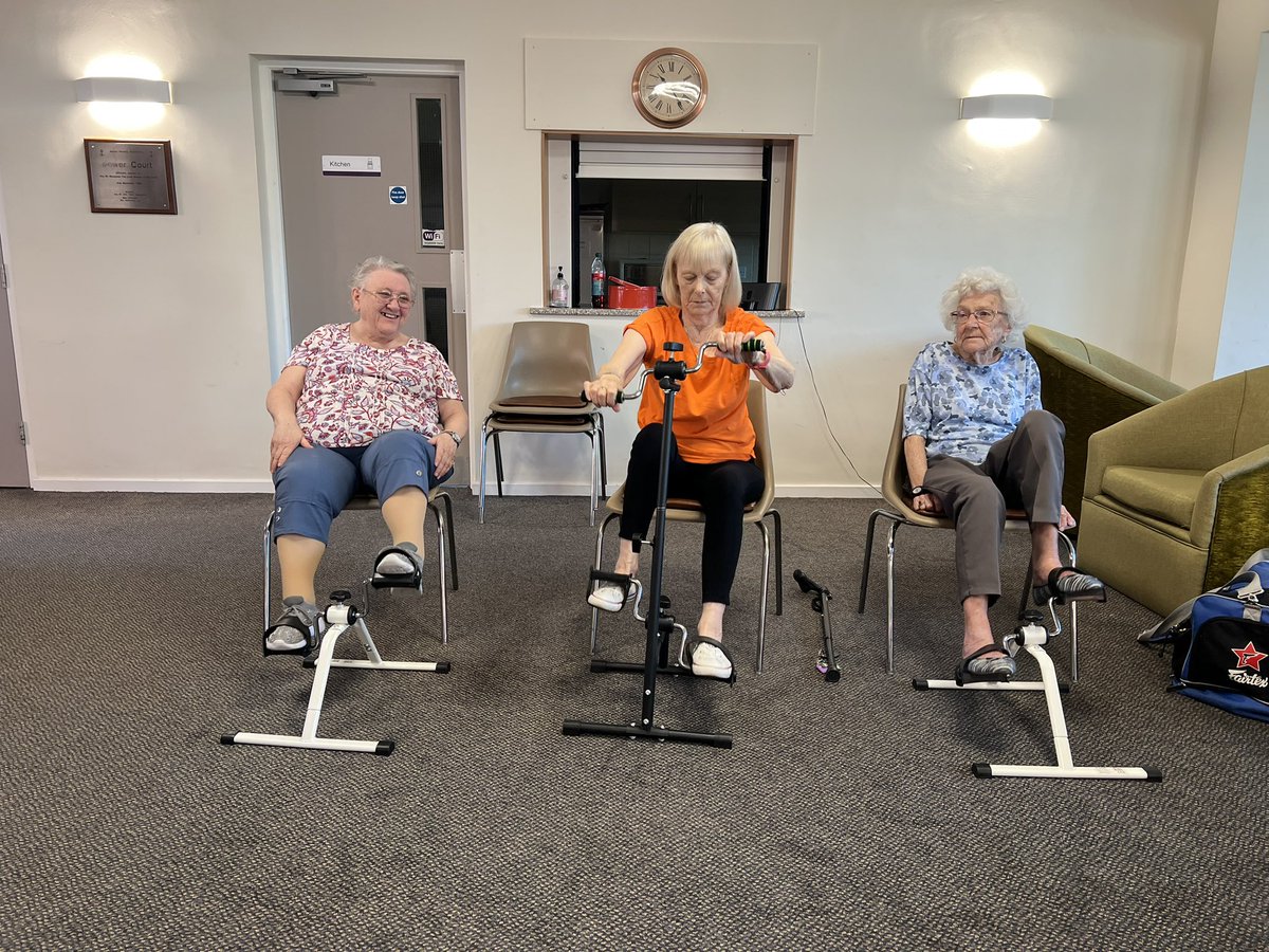 GorillaManFitn1's tweet image. Brenda joined us this morning at the keep fit class at Bower Court and she is a inspiration at 97 years old 💪🚴‍♀️ #ageisjustanumber #seatedfitness #seatedbike #seatedbikeride  #comnunityfitness