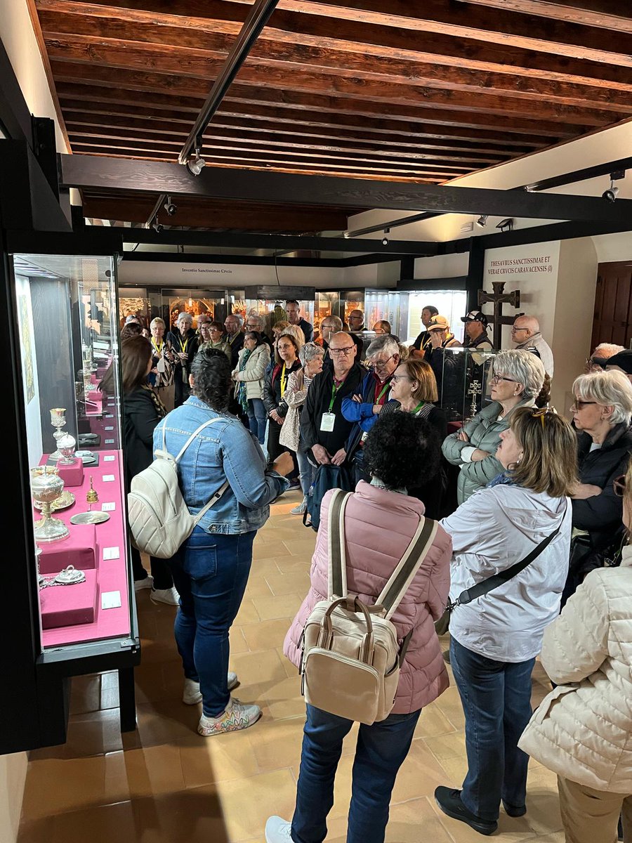 🧳Volvemos a la Región de Murcia. Más concretamente a Caravaca de la Cruz.

🚌Ayer, las personas sordas que disfrutan esta semana del programa de turismo y termalismo IMSERSO-CNSE, se desplazaron hasta esta localidad también conocida como «la Ciudad de la Cruz».

🚶‍♀️🚶‍♂️Nuestras/os