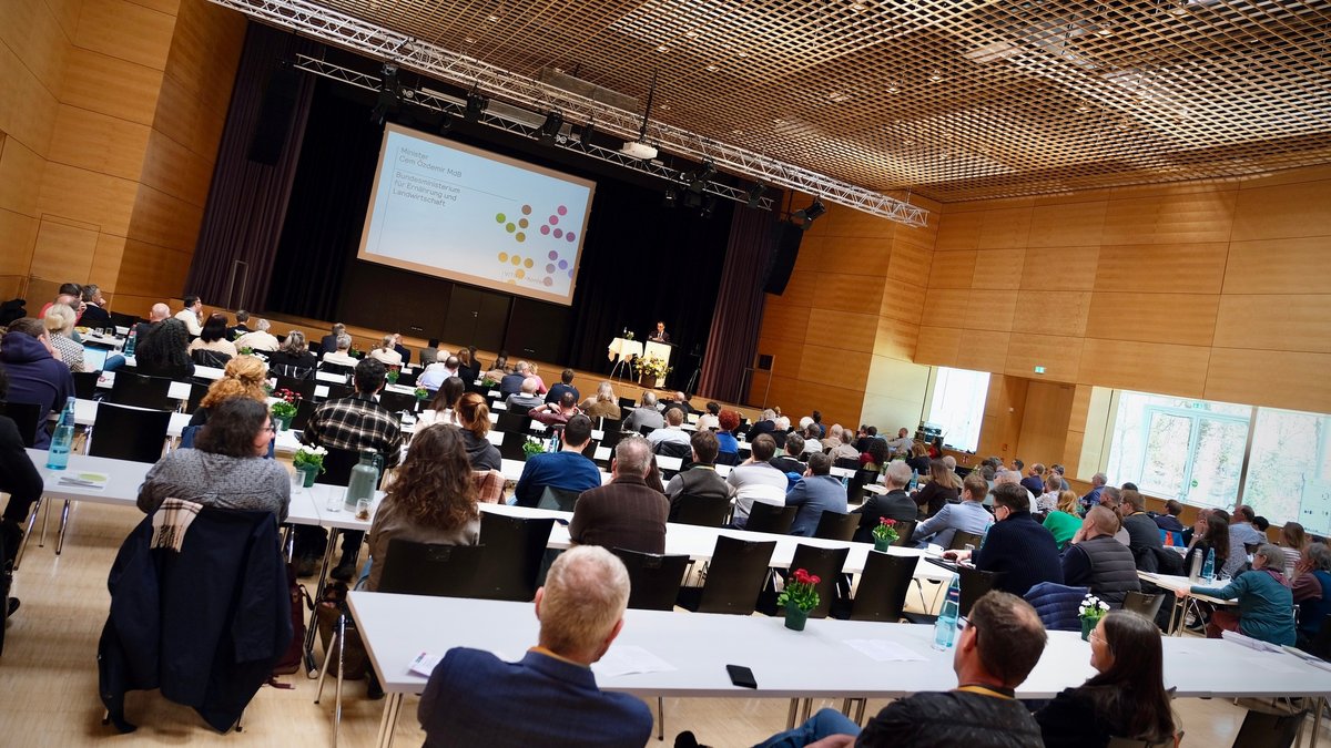 BMLEH_Bund's tweet photo. Gesunde Reben im Öko-#Weinbau – darum geht's beim von uns geförderten Projekt VITIFIT. Auf einer  Konferenz stellen die Forscherinnen &amp; Forscher ihre Ergebnisse vor.  Bundesminister @cem_oezdemir betont: Das Wissen kann nun mit großem Nutzen in der Praxis umgesetzt werden. https://t.co/r77R8mAlNZ