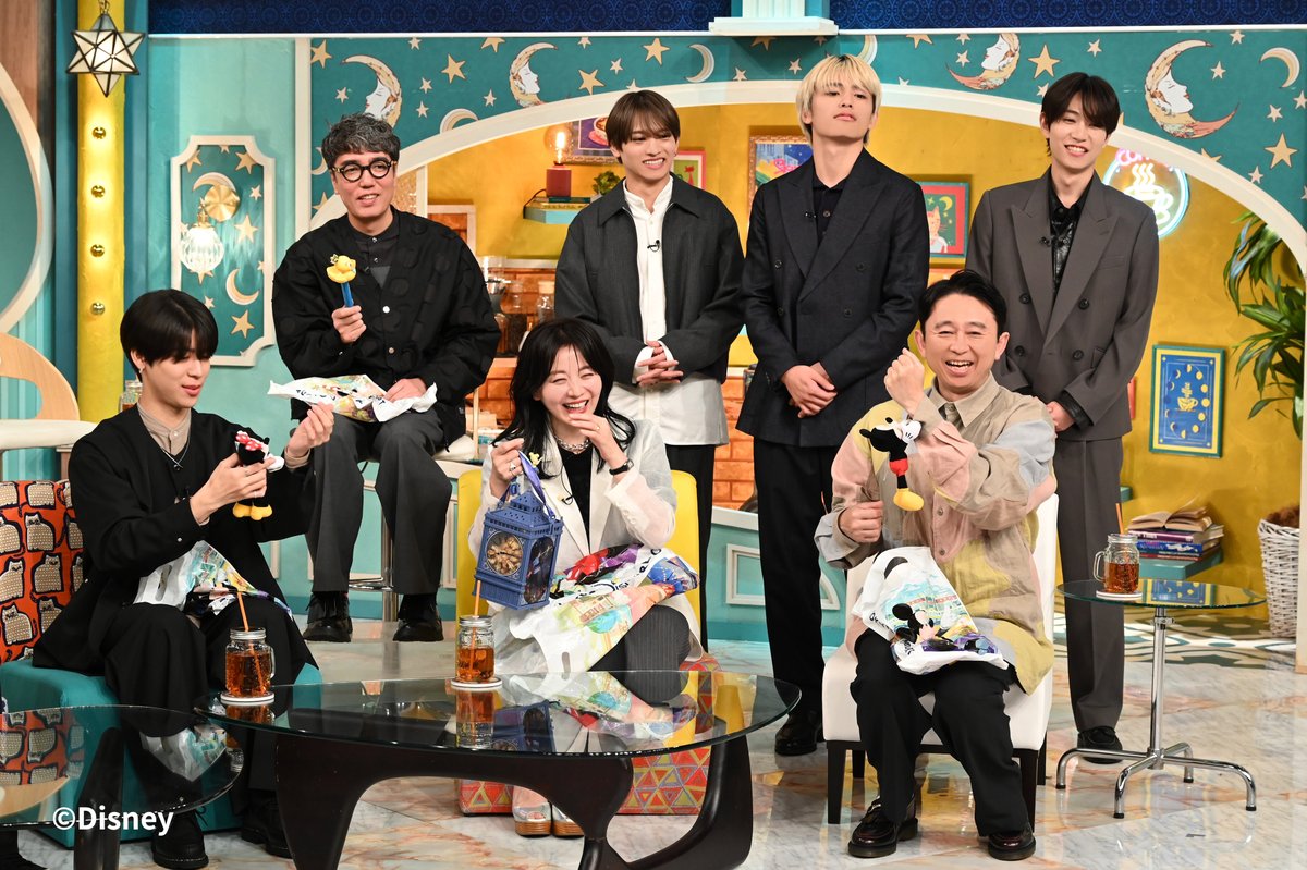 theyakai's tweet photo. ＼スタジオオフショット公開／

#timelesz からスタジオの皆さんへ
東京ディズニーリゾートⓇのお土産をプレゼント🎁

寺西さんが食べたのは何味のポップコーンでしょう？

次回は来週4月10日夜9時40分からです！✨

＃THE夜会 ＃櫻井翔 ＃有吉弘行 #大橋未歩 https://t.co/5hRHDlbnku