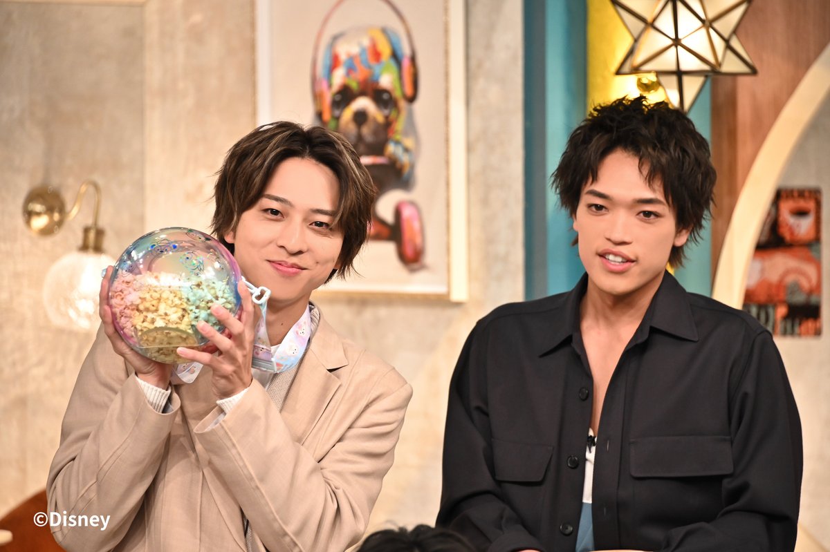 theyakai's tweet photo. ＼スタジオオフショット公開／

#timelesz からスタジオの皆さんへ
東京ディズニーリゾートⓇのお土産をプレゼント🎁

寺西さんが食べたのは何味のポップコーンでしょう？

次回は来週4月10日夜9時40分からです！✨

＃THE夜会 ＃櫻井翔 ＃有吉弘行 #大橋未歩 https://t.co/5hRHDlbnku
