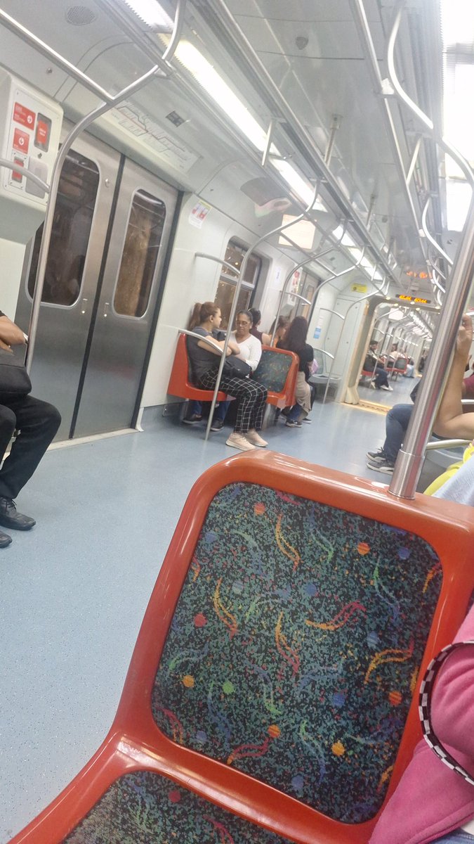 proflimamo's tweet photo. E a @CPTM_oficial @DiariodaCPTM  que mandou um trem vazio aqui na #linha11 para a estação Dom Bosco, sentido estação da Luz.... #milagresacontecem às 7h45 da manhã 😁😁 https://t.co/iEW0Ibo0Lo