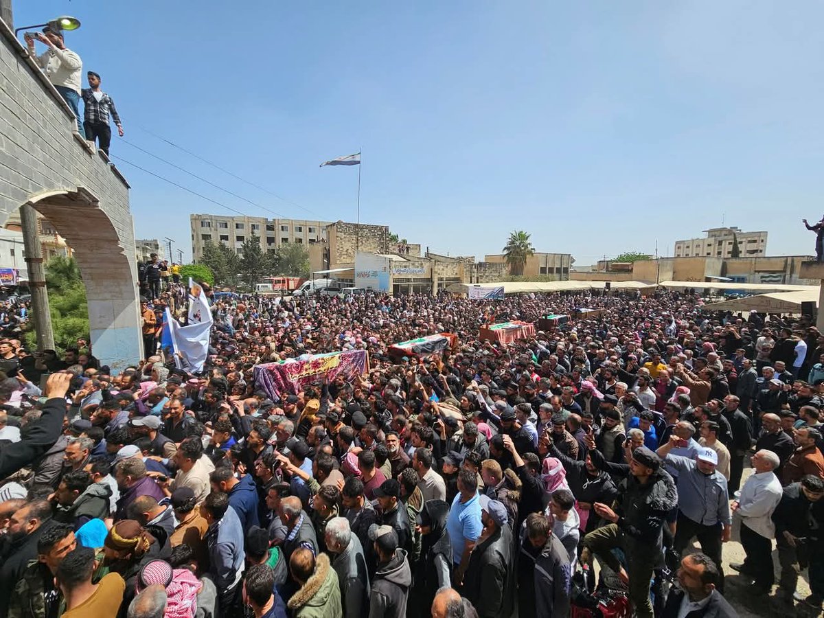 Hanzpal2's tweet photo. هذه الجنازة الضخمة هي لشهداء قتلتهم إسرائيل في درعا جنوب سوريا.

الجرح واحد https://t.co/kYP1bVbSDL