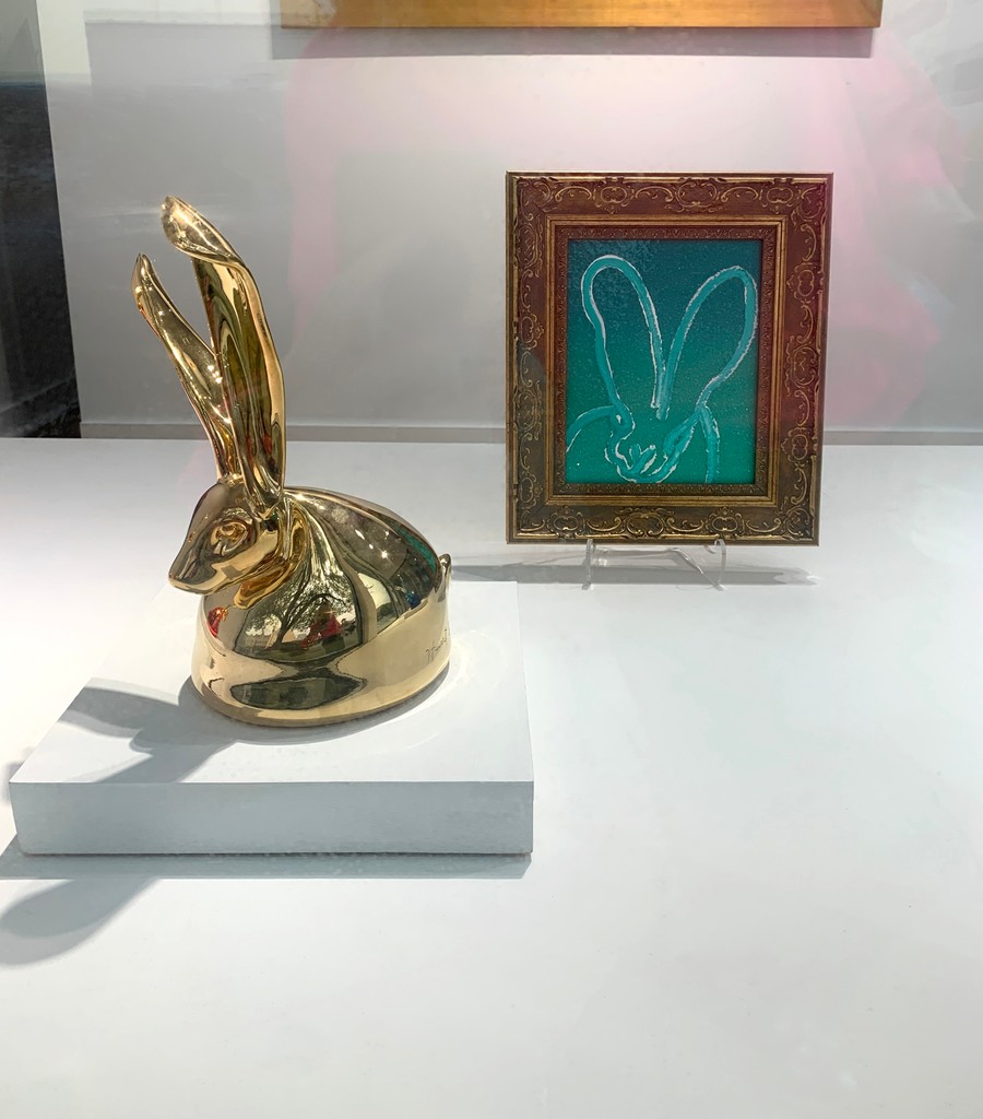 BenderGallery's tweet photo. Take a peek into our front window at a gorgeous pairing. Hunt Slonem's turquoise bunny wall painting with diamond dust next to his 24 karat gold plated bronze bunny, aptly titled, "Midas". 

Splendor in the Grass
Oil &amp; Acrylic with Diamond Dust on wood
10 x 8 inches https://t.co/tLv4gjEljv