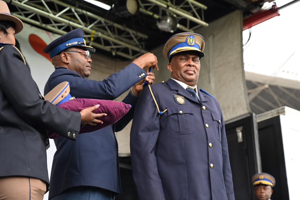 CoJPublicSafety's tweet image. The Provincial Commissioner for SAPS Lt General Mthombeni has officially pinned the JMPD Chief of Police. #JMPDChiefInauguration #Inauguration2025 #SaferJoburg