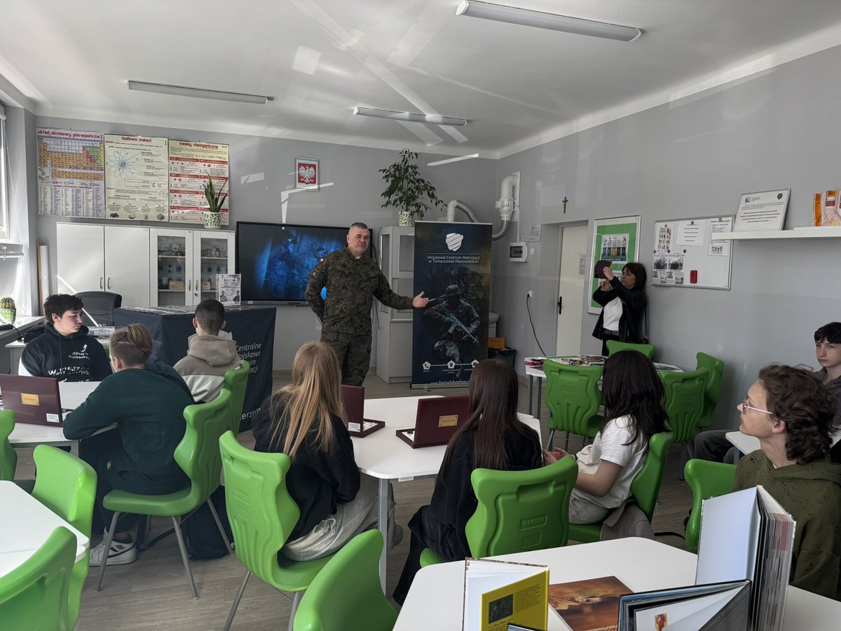 WCR_Tomaszow_M's tweet image. 👉🔹 0️⃣3️⃣.0️⃣4️⃣ br. w ZSP w Kamieńsku, odbyły się #DniOtwarte, podczas których przedstawiciele #WCRTomaszówMazowiecki prowadząc #MZR udzielali interesantom informacji dotyczących #OchotniczeFormySłużbyWojskowej oraz #UczelnieWojskowe .
📸#WCRTomaszówMazowiecki
@ZolnierzRP