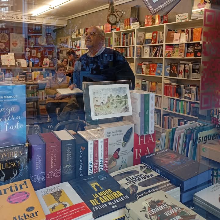 Seguimos contándoos el viaje de 'Agosto 2045'. 

Esta semana lo hemos presentado en Errentería, en la Librería Noski @Noskiliburundea, rodeados del cariño de libreros y lectores.

¡Que no pare la vida!

#poesía #huergayfierro #unarayuelalírica