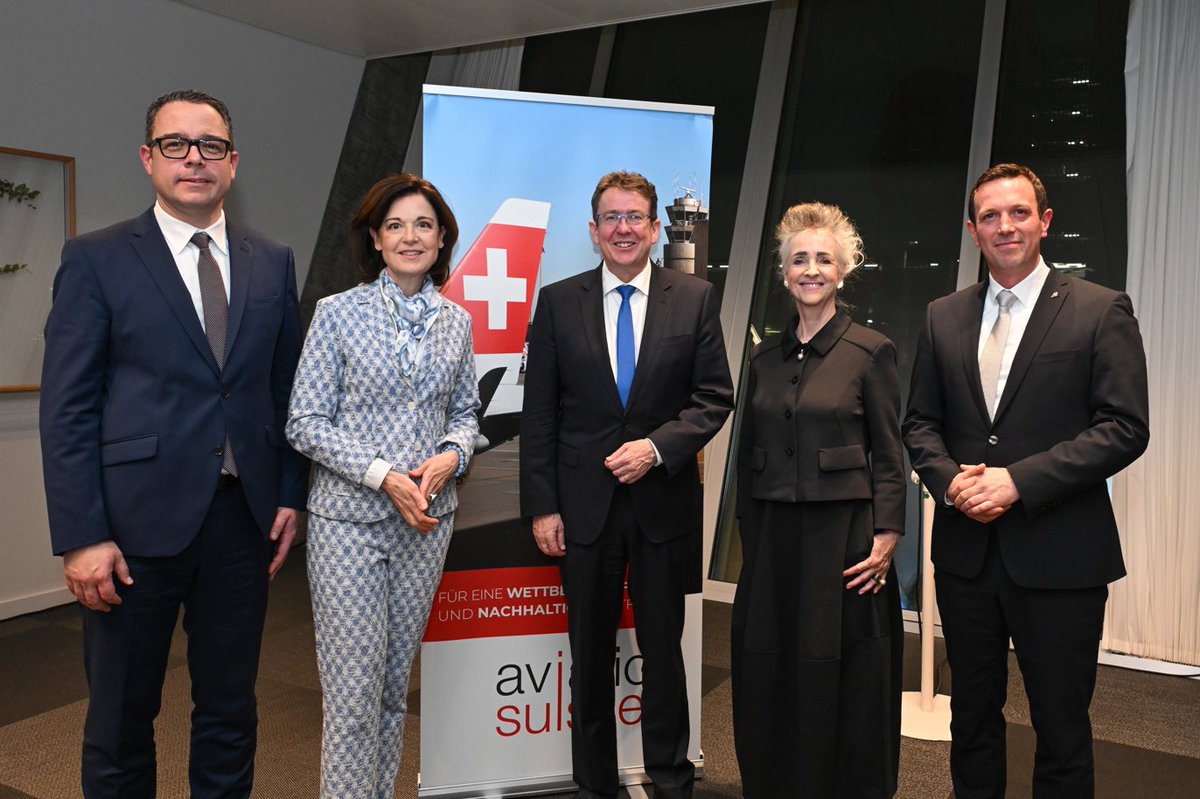 🛬Rückenwind für eine vernetzte Schweiz: Aviationsuisse hat Bundesrat Albert Rösti eine Charta für eine zukunftsfähige Schweizer #Luftfahrt übergeben. Unser Blogbeitrag: weltoffenes-zuerich.ch/de/blog/news-e…