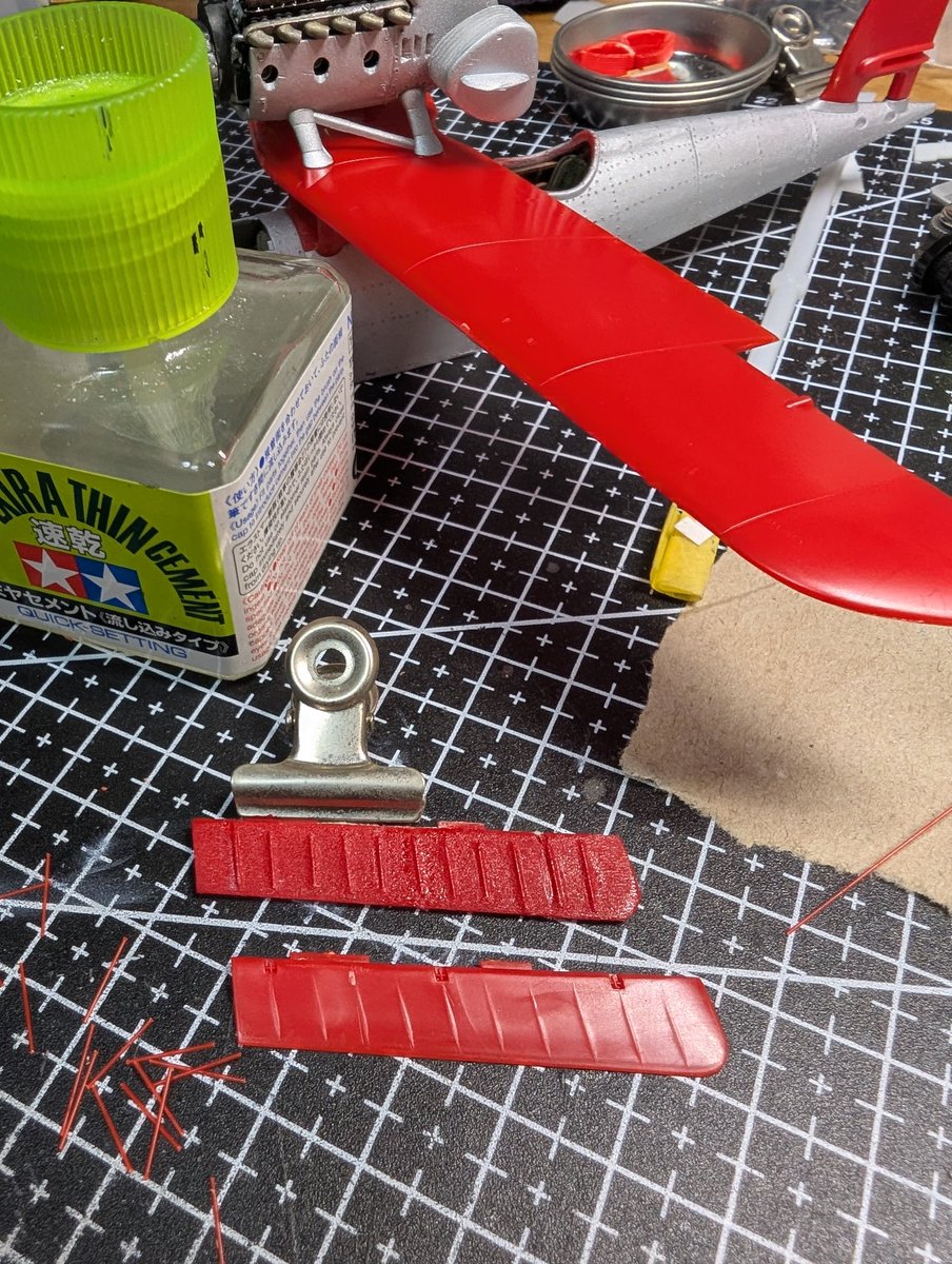 １週間振りにプラモいじり〜今日は舵❓エルロンとかが布張りって事でそれっぽく。。。それっぽくね
お得意ランナー伸し☝️0.1mm位かな、それを骨格追加してティッシュをペタペタ😅。。。あと９面もあるのか😮‍💨気長にやりますかー🤣🤣