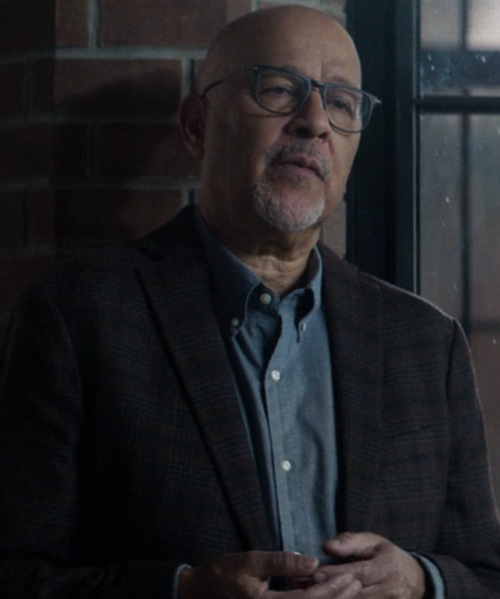 Spdrmnkyxxiii's tweet photo. No hate to the actor, but it should’ve been Mahoney instead of Cherry. Mahoney already had ties to Matt, Foggy, and Daredevil—him retiring due to corruption and becoming DD’s informant would’ve made way more sense. Pre-overhaul team fumbled this one. 

#Daredevil https://t.co/Gy333y5cTn