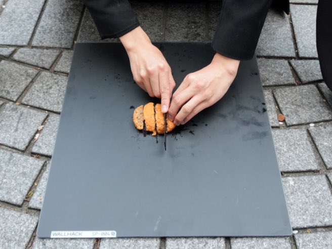 menchiniki's tweet photo. 【ほん怖】

舎弟　「やべえ依頼がきた」

メンチ「えっどこ！？」

舎弟　「デンマークの大手企業」

舎弟　『マウスパッド上で
　　　メンチ切って欲しいらしい。」

＿人人人人人人人人人人人人人人人人＿
＞                  な ぜ で す か                  ＜
￣Y^Y^Y^Y^Y^Y^Y^Y^Y^Y^Y^Y^Y￣ https://t.co/tAEAB0fzbc