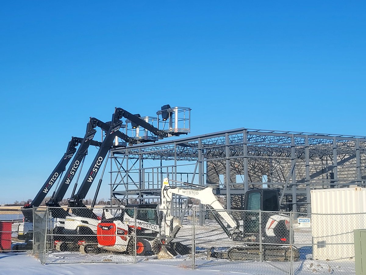 WestcoLtd's tweet image. Things are &quot;paneling&quot; out nicely at the Chinook Equipment project! Crews are installing IMPs to close in the structure — boosting durability and energy efficiency. Exciting to see this design-build take shape! 👷‍♂️🏗️ #WestcoConstruction #ChinookEquipment #BuildProgress