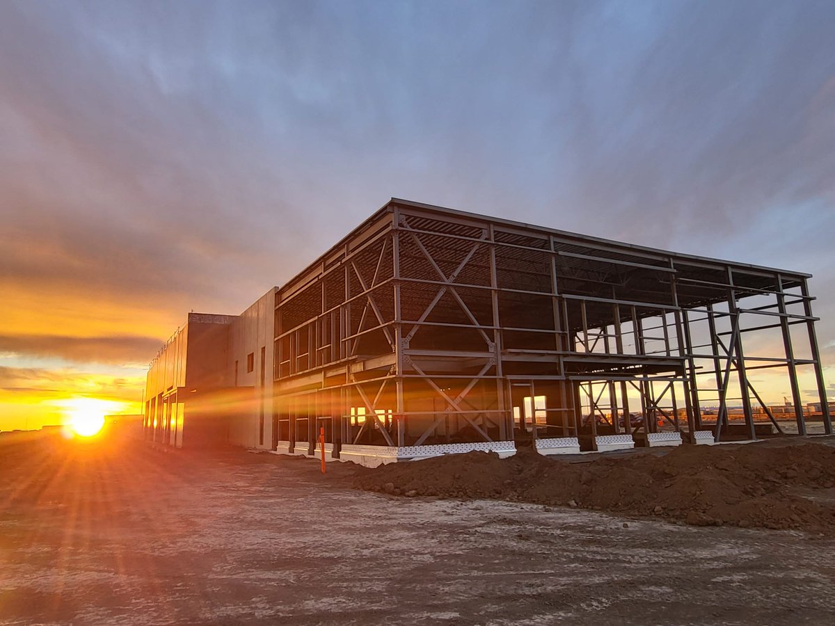 WestcoLtd's tweet image. Things are &quot;paneling&quot; out nicely at the Chinook Equipment project! Crews are installing IMPs to close in the structure — boosting durability and energy efficiency. Exciting to see this design-build take shape! 👷‍♂️🏗️ #WestcoConstruction #ChinookEquipment #BuildProgress