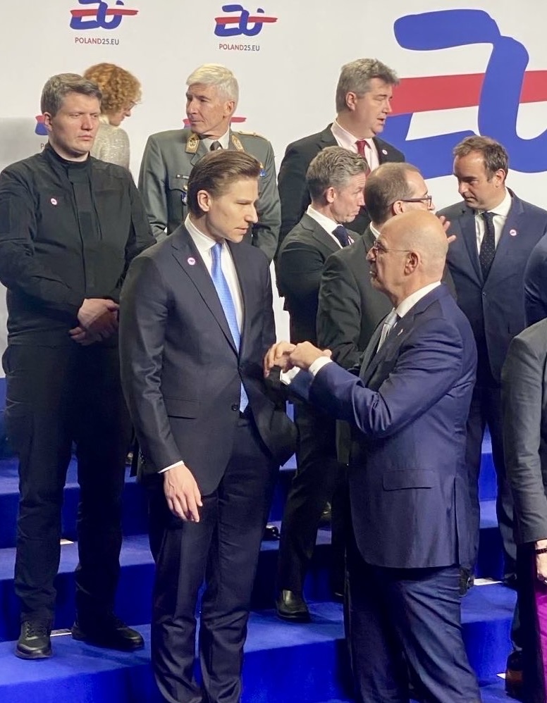 Puolustusministeri <a href="/anttihakkanen/">Antti Häkkänen</a> EU:n puolustusministerikokouksessa:

”On tärkeää, että EU jatkaa tehokasta ja yhtenäistä vastaamista Venäjän sotilaalliseen hyökkäykseen. EU:n tulee yhä lisätä sotilaallista tukea ja vahvistaa Ukrainan asemaa sekä rintamalla että neuvotteluissa.”