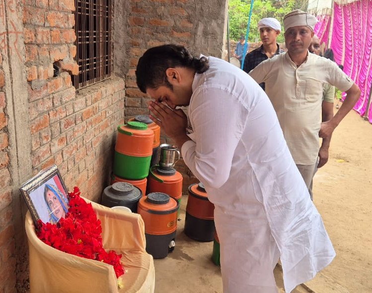 Siddh_vindhya's tweet photo. मनगवां विधानसभा के ग्राम तेंदुआ में सरपंच श्री मिथिलेश सिंह जी की भाभी जी के निधन उपरांत उनके त्रयोदशी में सम्मिलित होकर श्रद्धांजलि अर्पित की।
प्रभु पुण्यात्मा को शांति प्रदान करें।
#Sidhharth_Tiwari_Raj #Mangawan https://t.co/zlyqQQIavN