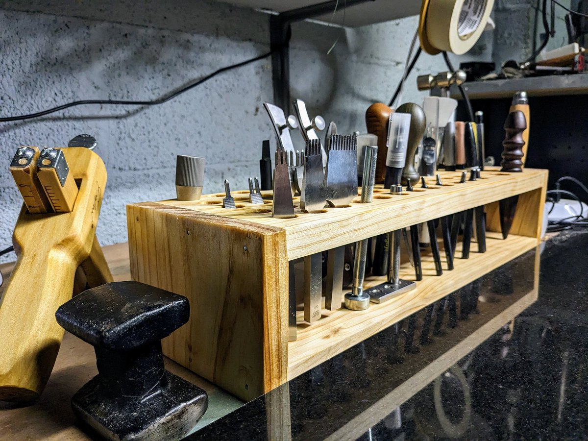 flyingmonk_lg's tweet image. My woodwork is not great, but it's functional enough for a rack. Roughly left to right, tools including strap cutter, punch sharpener, stitching chisels, corner punch, creases, river setter, dye pens, edge bevelers, hole punches, and a burnisher.
Might do a tool thread 👀
