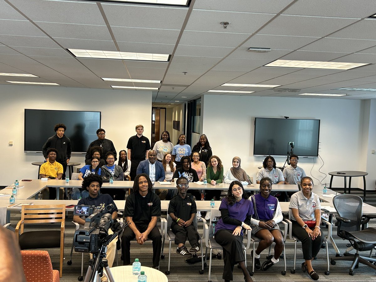 Carver Early College (@apscarverec) on Twitter photo 🚨BREAKING NEWS🚨: Members of our Carver News Team participated in a Media Q+A with <a href="/apsupdate/">ATL Public Schools</a> Superintendent Dr. Bryan Johnson
<a href="/PrincipalRogers/">Christina Rogers, Ed.D</a>
#wearecarverearlycollege 🚨BREAKING NEWS🚨: Members of our Carver News Team participated in a Media Q+A with <a href="/apsupdate/">ATL Public Schools</a> Superintendent Dr. Bryan Johnson
<a href="/PrincipalRogers/">Christina Rogers, Ed.D</a>
#wearecarverearlycollege
