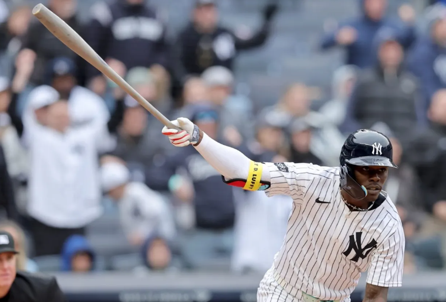 BrandingHarris's tweet photo. An MIT physicist just crashed the $390 MILLION bat industry.
His "torpedo bat" is turning foul balls into home runs.
But it's only legal for the pros - for now...
Here's why the MLB thinks you're not good enough to use it: ๐งต https://t.co/qSNQRKzIWS