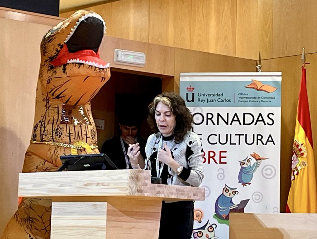 RebecaSuarez77's tweet photo. Nuestra ponencia en las IV Jornadas de Cultura Libre “@eswikipedia como herramienta pedagógica en Ciencias de la #comunicacion” . Con el protagonista de la jornada! @OfiLibreURJC #urjc #cienciaabierta #culturalibre https://t.co/b4rYWZxlI7