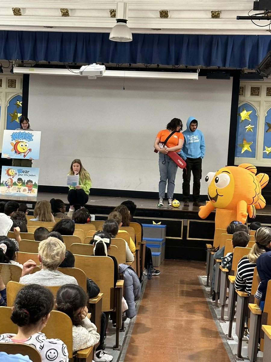 Thanks @goldfish_glendale for talking to our students about water safety.
#onepackmanypawprints
#whynotpack
<a href="/NYC_District24/">Anthony Rivera-School District 24</a> <a href="/DOEChancellor/">Chancellor Melissa Aviles-Ramos</a>