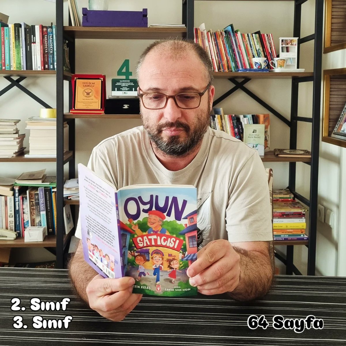 Merhaba Arkadaşlar yeni kitap önerim ikinci ve üçüncü sınıflar için. Aile içi iletişim, oyun üretme, arkadaşlık,  hayal gücü ve mahalle ruhu temalarını işleyen kitabımız 64 sayfa.

Yazarı Hüseyin Keleş

Çizeri Cahide Sena Başak

#kitap #çocuk #okumak