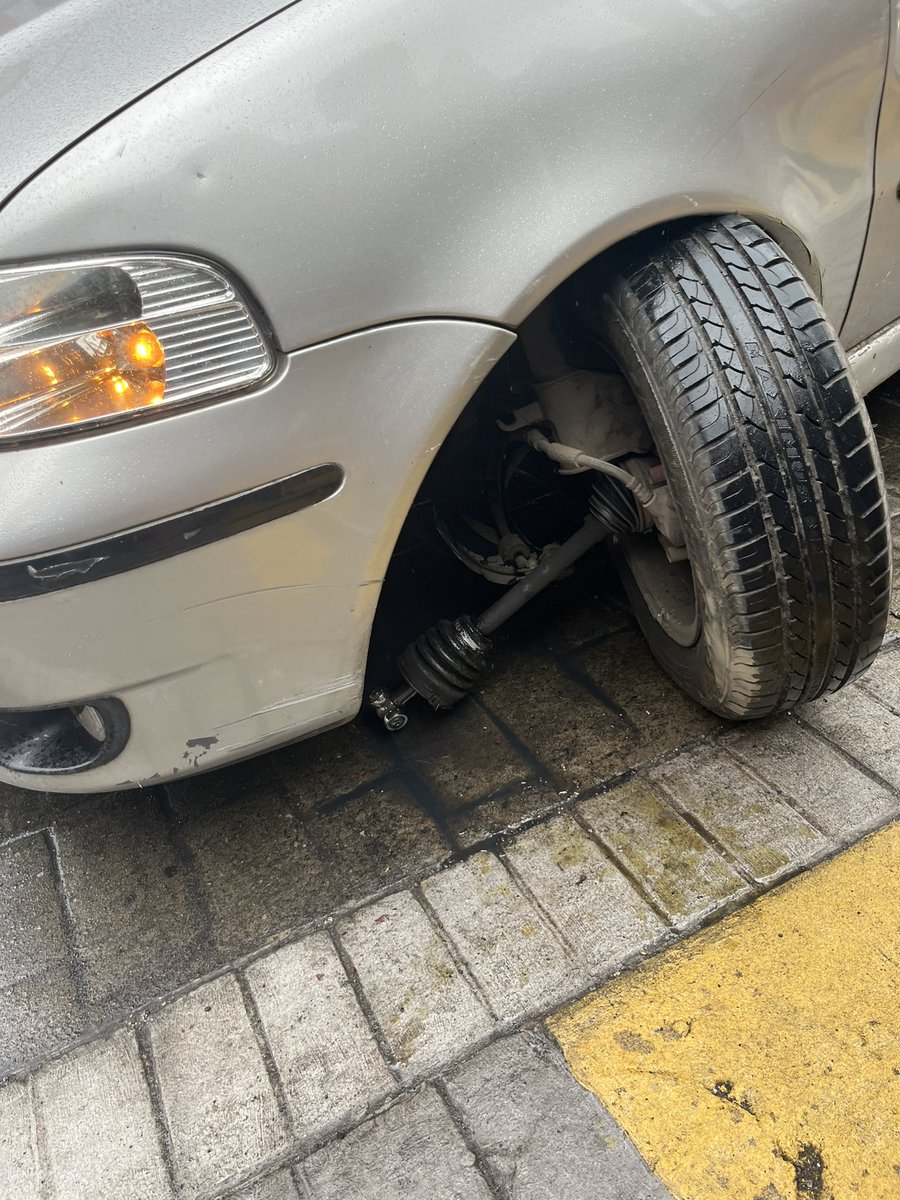 Yesecardenasro's tweet photo. @paislobo Me pasó ayer a eso de las 15:20 aprox , quien me responde los daños provocados? Se seguirán lavando las manos los del municipio? El consejal Velázquez estuvo de testigo igual como se resbalaban los autos, al venir despacio y frenar. Ahora tengo que arreglar todo el tren delantero https://t.co/GYGnSRfd3O