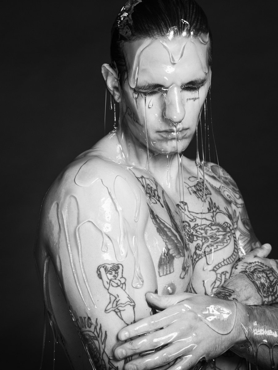 L’espressione “Comuni Mortali” sottolinea la grande fragilità che ci accomuna, quella vulnerabilità che ci rende tutti uguali, tutti cosi umani. 
Credo non esista niente di più romantico.