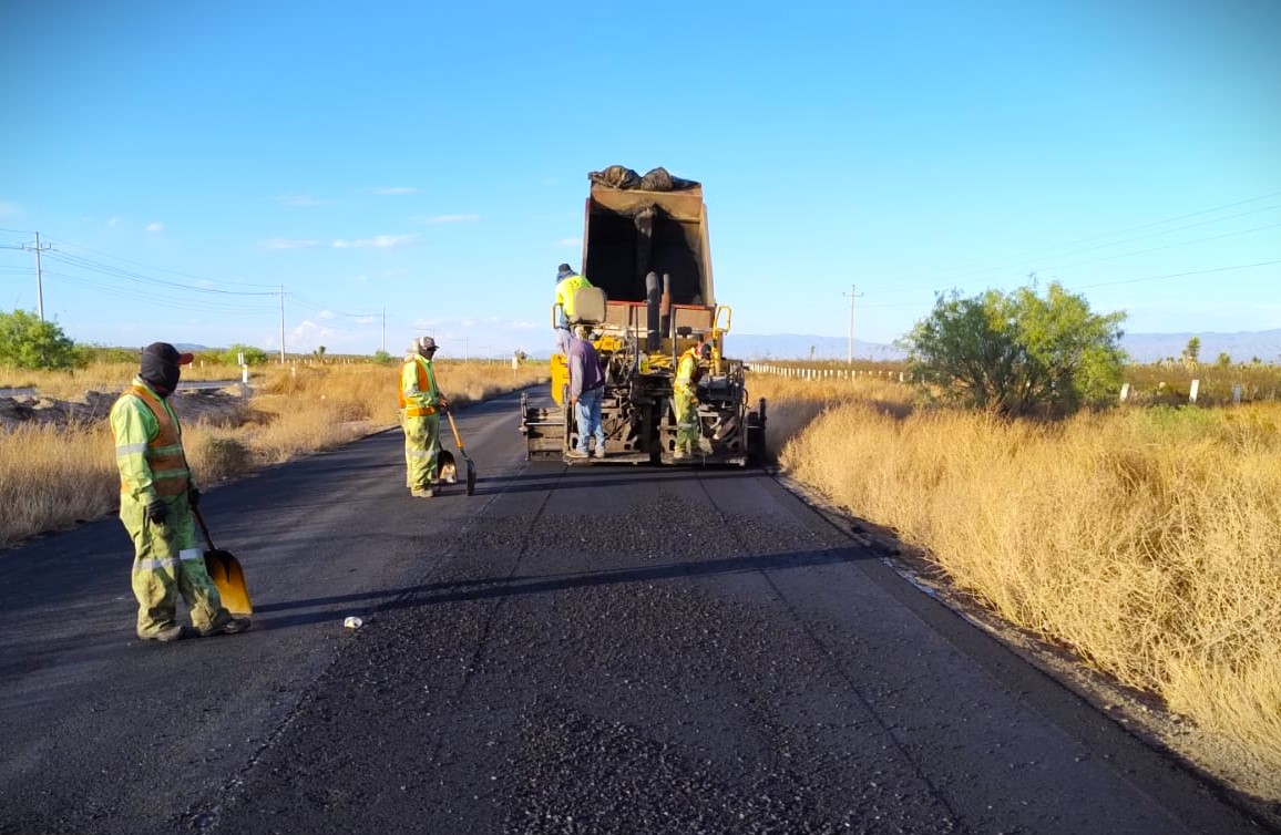 SICT_Zacatecas's tweet photo. Como parte del Programa #Bachetón, se llevaron a cabo obras de renivelaciones y bacheo en la carretera #Zacatecas - Saltillo, en los km 192+957 y 204+200, respectivamente.🛣️
🔹Ruta 54
🔹Cuerpo A
📌Municipio de #Mazapil
#SICTZacatecas #SomosSICT #SICT https://t.co/7tEGvR6VbH