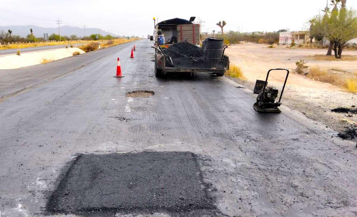 SICT_Zacatecas's tweet photo. Como parte del Programa #Bachetón, se llevaron a cabo obras de renivelaciones y bacheo en la carretera #Zacatecas - Saltillo, en los km 192+957 y 204+200, respectivamente.🛣️
🔹Ruta 54
🔹Cuerpo A
📌Municipio de #Mazapil
#SICTZacatecas #SomosSICT #SICT https://t.co/7tEGvR6VbH