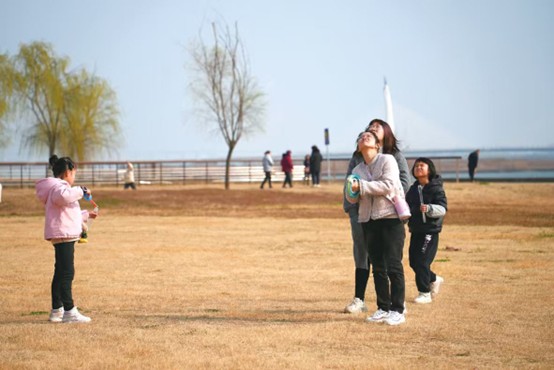 RugaoCity's tweet image. #Rugao #LongyouBay #SpringOuting Perfect sunny day destination!
Jiangsu's Rugao Longyou Bay Ecological Belt winds along the Yangtze River. On clear days, its captivating scenery attracts crowds of weekend visitors enjoying nature walks. Experience Rugao's riverside charm