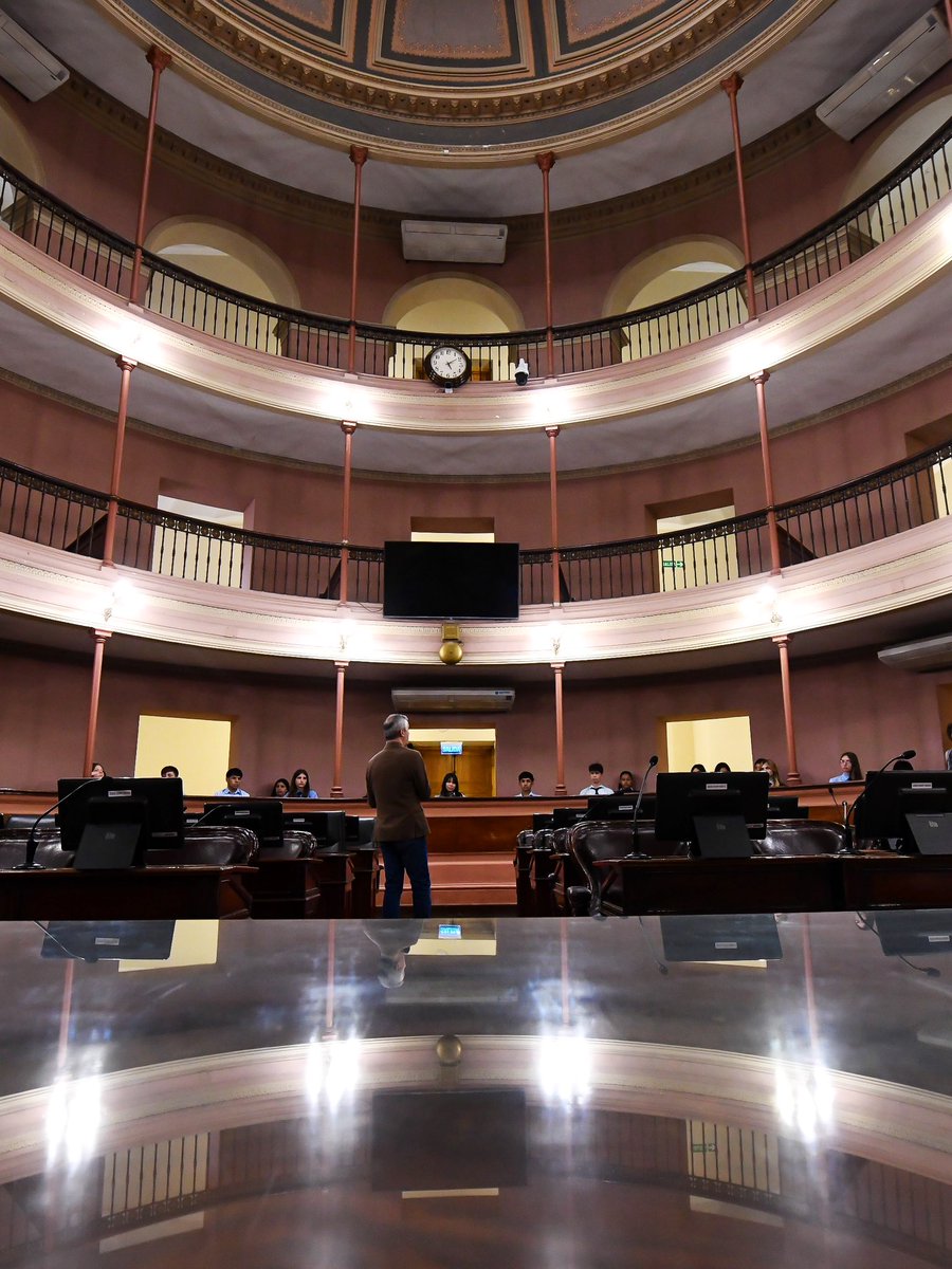 diputadoser's tweet photo. 📚| Visita educativa a la Cámara de Diputados

👉🏻 Estudiantes de la EET N° 3 “Teniente Luis Candelaria” recorrieron la Cámara de Diputados de Entre Ríos en una visita guiada, a través de esta experiencia, conocieron la historia institucional y el funcionamiento legislativo. https://t.co/hwroCW3X5a