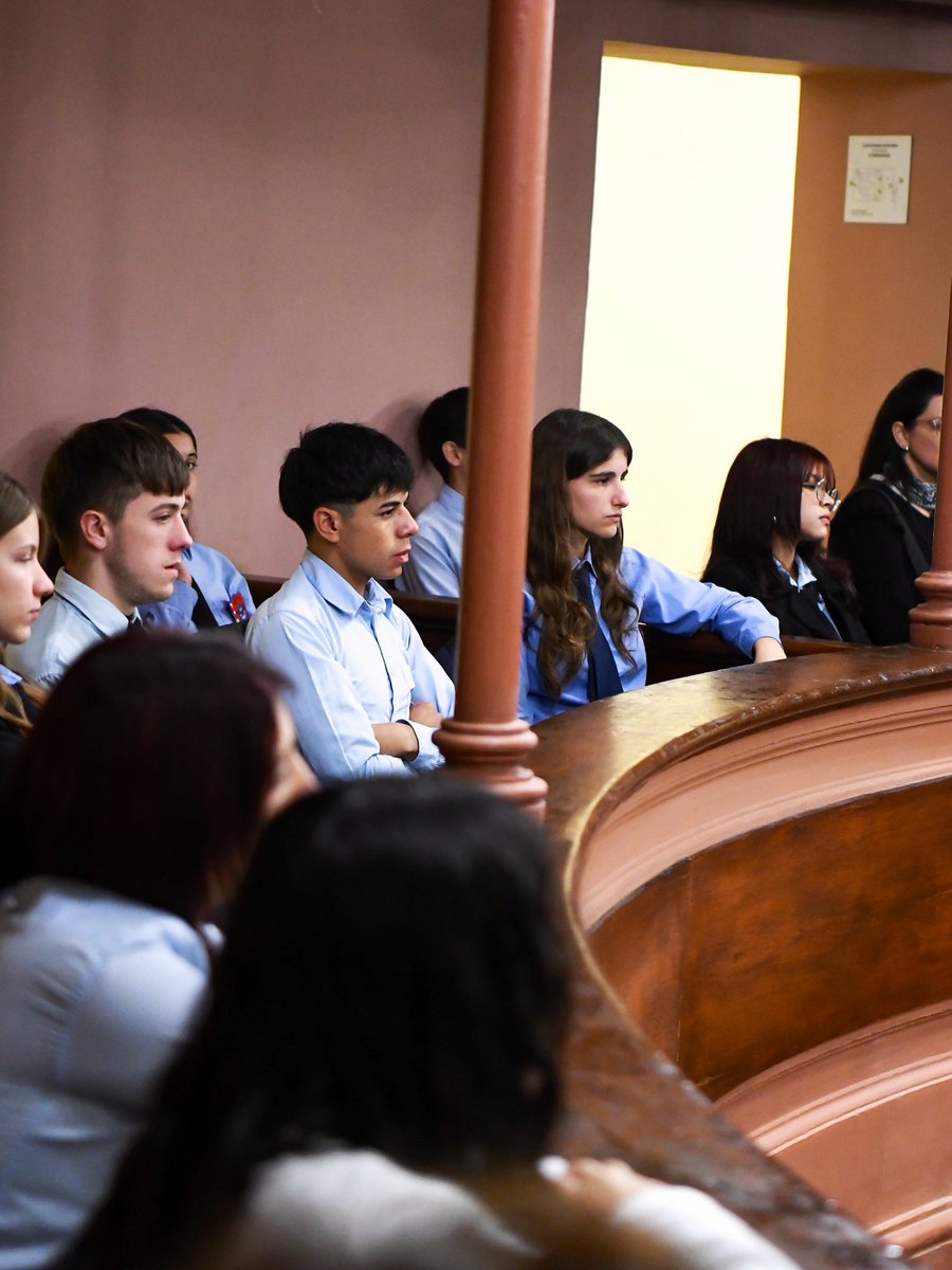 diputadoser's tweet photo. 📚| Visita educativa a la Cámara de Diputados

👉🏻 Estudiantes de la EET N° 3 “Teniente Luis Candelaria” recorrieron la Cámara de Diputados de Entre Ríos en una visita guiada, a través de esta experiencia, conocieron la historia institucional y el funcionamiento legislativo. https://t.co/hwroCW3X5a