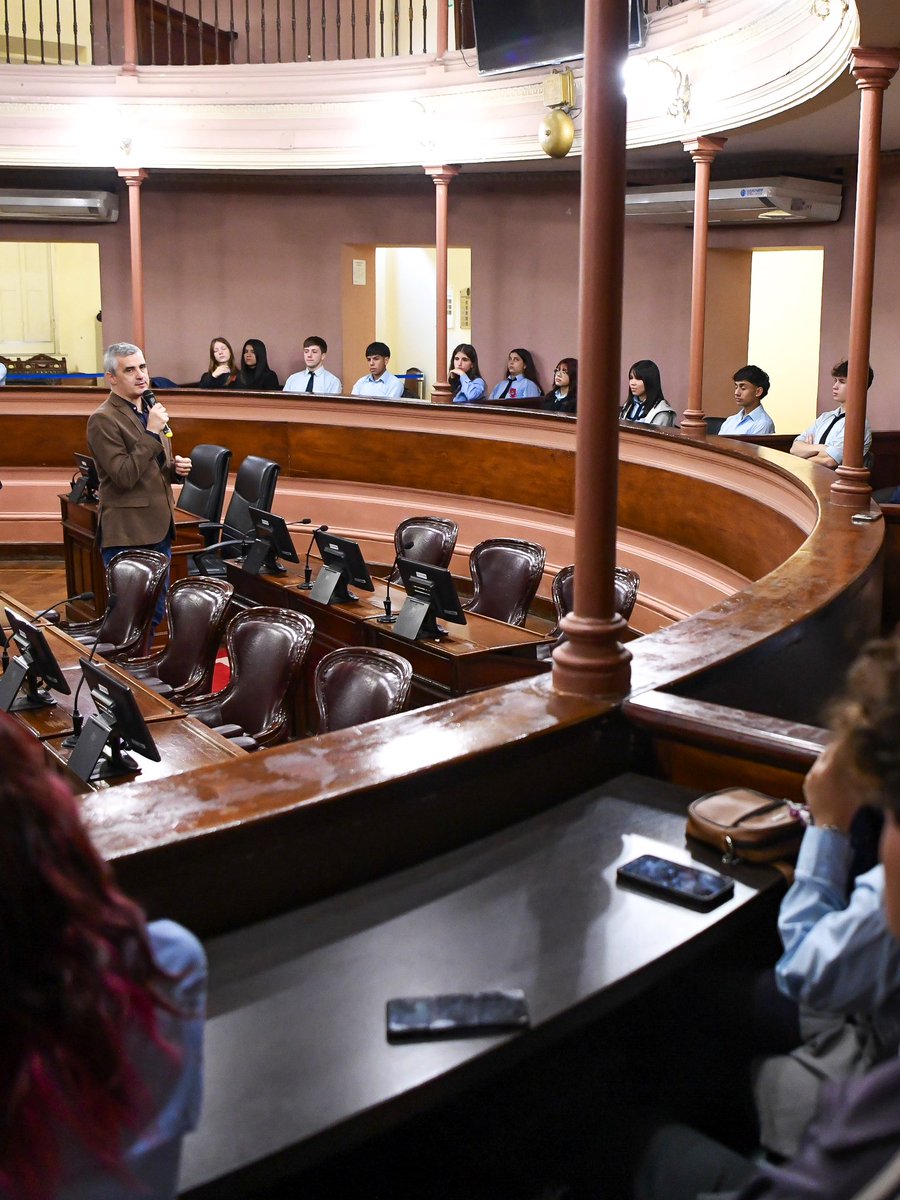 diputadoser's tweet photo. 📚| Visita educativa a la Cámara de Diputados

👉🏻 Estudiantes de la EET N° 3 “Teniente Luis Candelaria” recorrieron la Cámara de Diputados de Entre Ríos en una visita guiada, a través de esta experiencia, conocieron la historia institucional y el funcionamiento legislativo. https://t.co/hwroCW3X5a