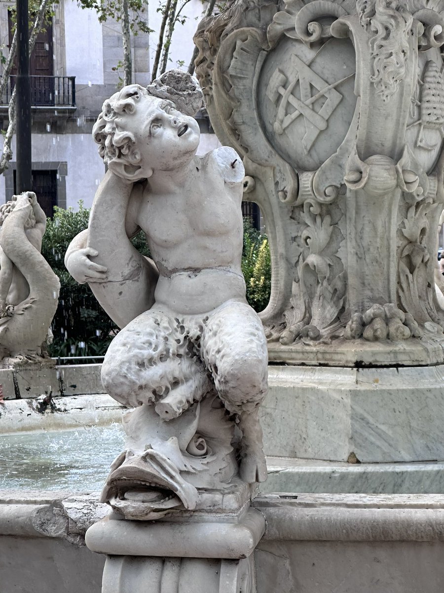 Fuente de plaza Matriz en Mdeo. Solo un querubín queda entero, de los 8 que rodean la fuente. Los niveles de vandalismo de nuestra ciudad son increíbles! Mutilaciones al patrimonio de todos, y una plaza a la que se le han retirado los guardias argumentando reducción de gastos