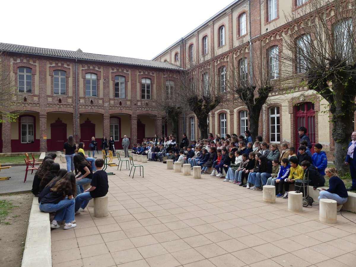 DSDEN82's tweet photo. #NAH Le @ClgIngres accueillait aujourd'hui les élèves des écoles du Fau et de M. Guerret. L'occasion de leur faire découvrir les différentes actions réalisées dans le cadre de la lutte contre le #harcèlement. Le DASEN @LeNormandCyril1 en a profité pour féliciter les ambassadeurs. https://t.co/Eze35VwZtK