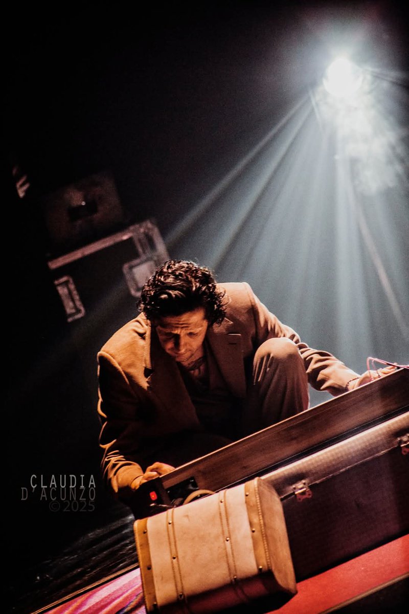 L'ispirazione è un lampo,una luce tenue che dura una frazione di secondo e illumina qualcosa che prima non era illuminato. Quell'idea devi cercare di
catturarla velocemente, altrimenti sparisce. Le canzoni sono cosi: somigliano
ai sogni ❤️#ErmalMeta #teatri2025 #lefotodiClaudia