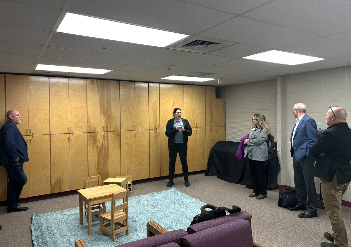KansasINBRE's tweet image. Thanks so much to the K-INBRE External Advisory Committee for coming to Kansas City to visit! We got to do a site visit to @pittstate and chit chat with a variety of admins, students, and faculty. Thanks also to Christine for hosting us. 💚 What an awesome time! 🤩