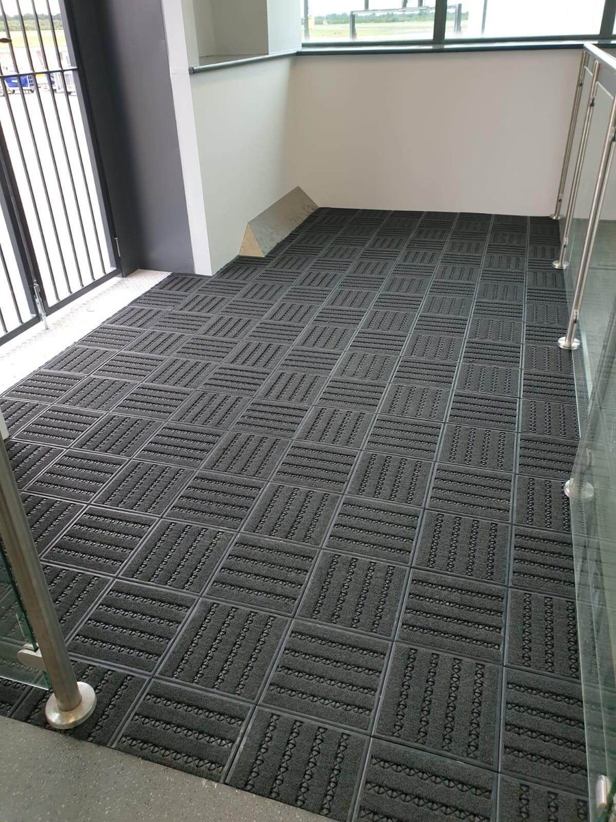 MatWorksES's tweet image. Small but mighty! 💪 Our Treadloc 25 matting is easy to put together and super strong! It stops dirt and moisture being tracked inside. Plus it has anti-microbial properties!

Check it out! ow.ly/AKOK50VtZI6

 #modularmatting #entrancematting #nitrilematting