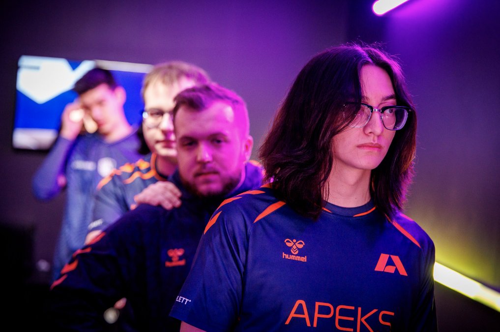 Paul Arrivé (@paul_dejala) on Twitter photo Florescent, une pionnière au milieu des hommes
Deuxième épisode de notre dossier sur l'esport féminin et son développement, un portrait de <a href="/florscnt/">florescent</a> par <a href="/CParbaud/">Corentin Parbaud</a>, qui s'est entretenu avec la joueuse d'<a href="/apeksgg/">Apeks</a>
⬇️ Florescent, une pionnière au milieu des hommes
Deuxième épisode de notre dossier sur l'esport féminin et son développement, un portrait de <a href="/florscnt/">florescent</a> par <a href="/CParbaud/">Corentin Parbaud</a>, qui s'est entretenu avec la joueuse d'<a href="/apeksgg/">Apeks</a>
⬇️