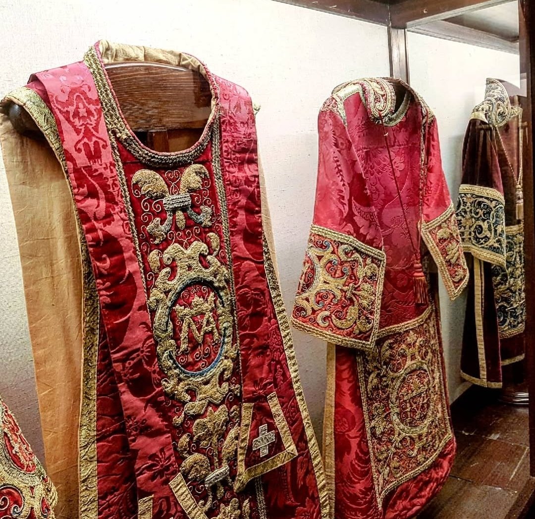 Casulla y #dalmática  realizadas en damasco de seda carmesí, hilo de oro y plata realizadas por José López Moreno entre 1786-1800.
Se expone en la Colegiata.
