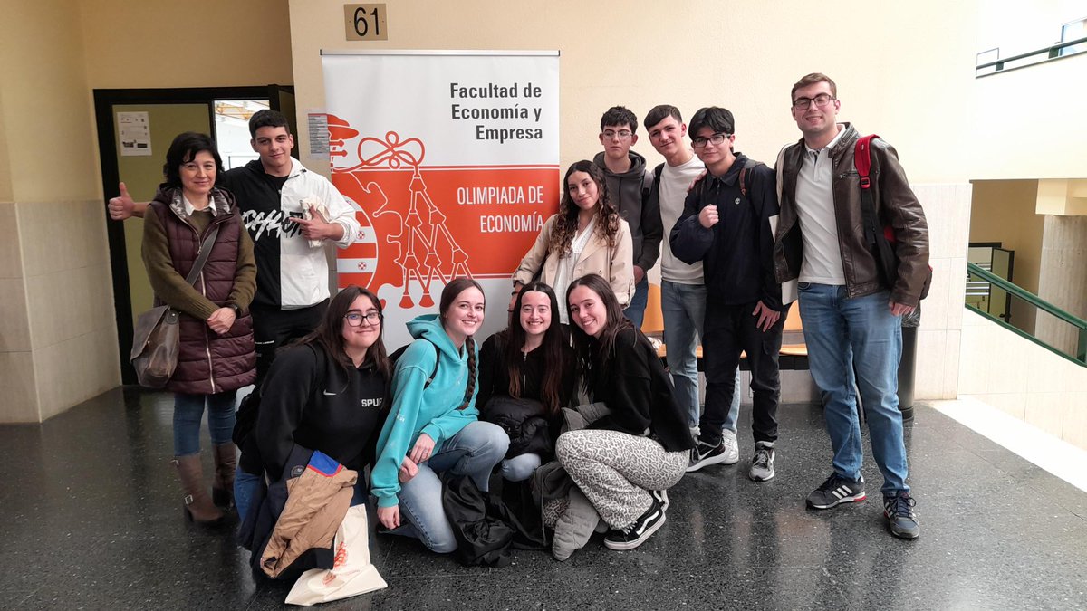 📊✨ Diez estudiantes de 2º de Bachillerato participaron en la XVIII Olimpiada de Economía de Asturias, organizada por la Universidad de Oviedo.

Una experiencia enriquecedora que les permitió demostrar sus conocimientos y acercarse al mundo universitario. ¡Gran trabajo! 👏🎓