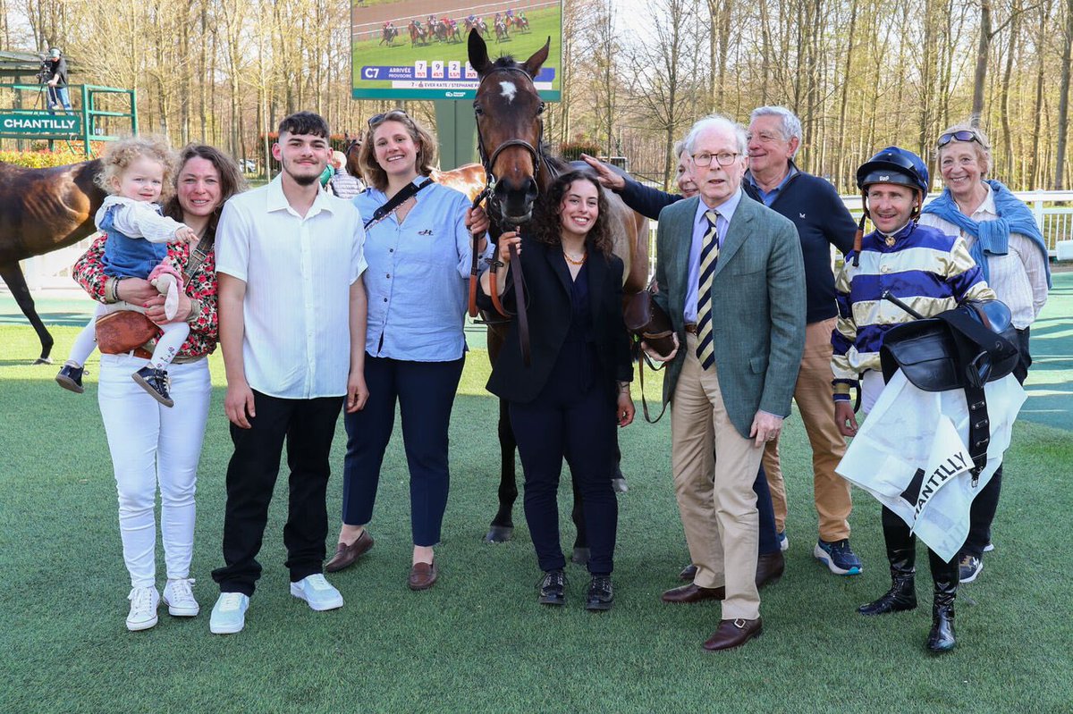 ☀️Victoire à <a href="/fgchantilly/">FG Chantilly</a> 😎
👤 F. Bresson 
🎩 P. Stein
👏🏻👏🏻👏🏻
🥇EVER KATE
Prix de l’institut de France - Hand. - 1600m 
Merci à <a href="/SandraBiloe/">Biloé Joaillerie Monte-Carlo</a> &amp; <a href="/eqwinapp/">EQWIN</a>, nos partenaires, pour leur soutien 🪽
#galop #jockey #passionjob ❣️
📸Scoopdyga