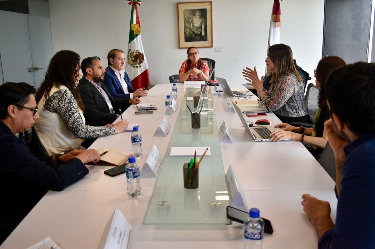 Nuestro director general <a href="/Paoloqb/">Paolo Quadrini</a> y asociados de Aschoco se reunieron con la Mtra. <a href="/andreasolanor/">Andrea Genoveva Solano Rendón</a> y su equipo de la <a href="/SE_mx/">Economía México</a> para impulsar el programa Hecho en México en la industria del chocolate y la confitería. ¡Gracias por recibirnos! Un gusto trabajar juntos.