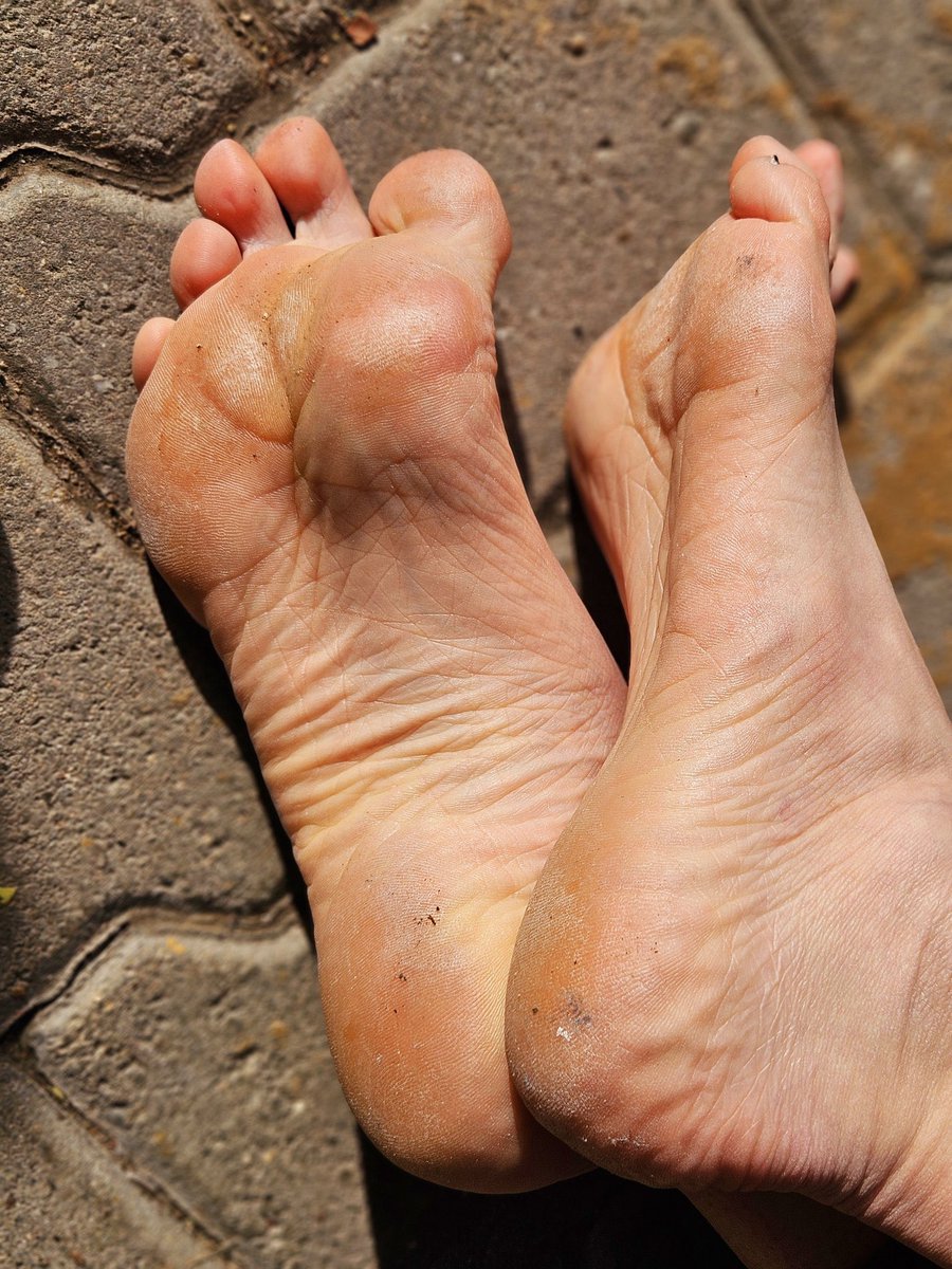 <a href="/XQueenElliX/">Herrin Elli 👑</a>  beautiful Stuning soles toes they absolutely delicious perfect the smell the taste real dominant strict hot Mistress, to all subs and slave kneel and pray worship her royal feet!! And send her is the link she is stunning 😍 

linktr.ee/?utm_source=li…