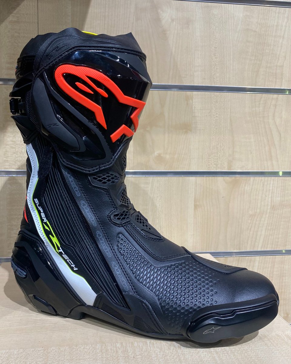 CiclosAlbacar's tweet photo. Botas #ALPINESTARS SUPERTECH R, unas botas que combinan tecnología de vanguardia con un estilo inconfundible 🔥

Diseñadas para garantizar la máxima comodidad, protección y rendimiento, son la elección de muchos pilotos profesionales en #MotoGP

👉 https://t.co/cFwWBQDf0J https://t.co/QEXE2iPmTS