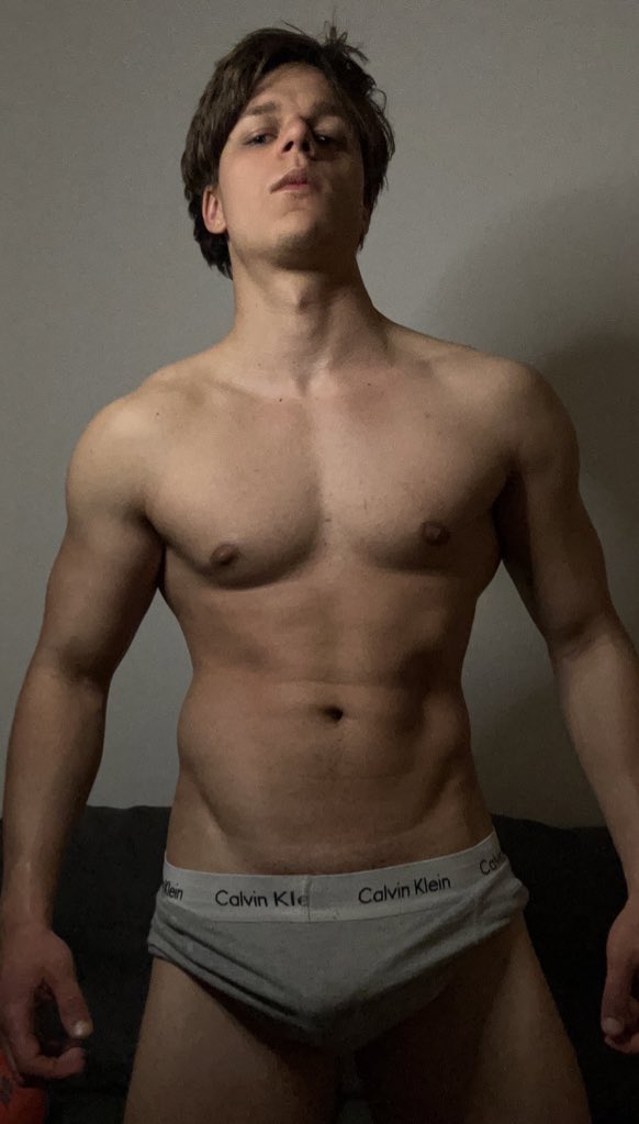 RT if you’d suck on my bulge😜🍆