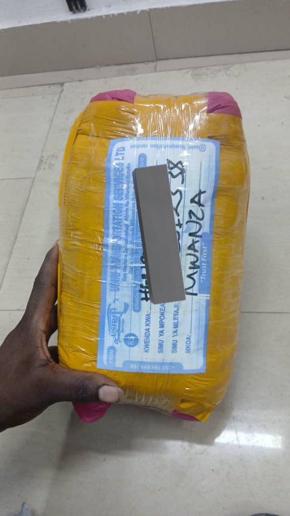 og_outfits's tweet photo. Hizi parcel ni nguo za wateja wangu kutoka mikoa tofautitofauti
Hawa nawapata humu humu🥹
Niseme tu nashukuru sana kwa kuniamini na kuendelea kuniamini🥹🙏🏾
Mungu awabariki wote na mzidi kuniungisha
Karibuni tena❤️🤗
#Mwanza #Arusha #Moshi #Masasi ❤️❤️🙏🏾 https://t.co/UfA1O82FCu