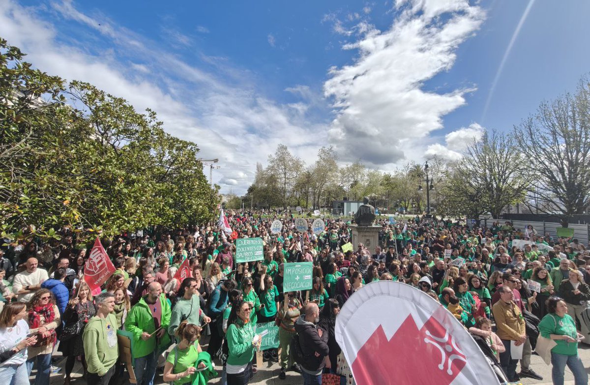 carlosjprofesor's tweet image. Más de 5000 docentes en las calles de Santander pidiendo una adecuación salarial justa para el profesorado de Cantabria. #EsAhora #HuelgaDocente3A
